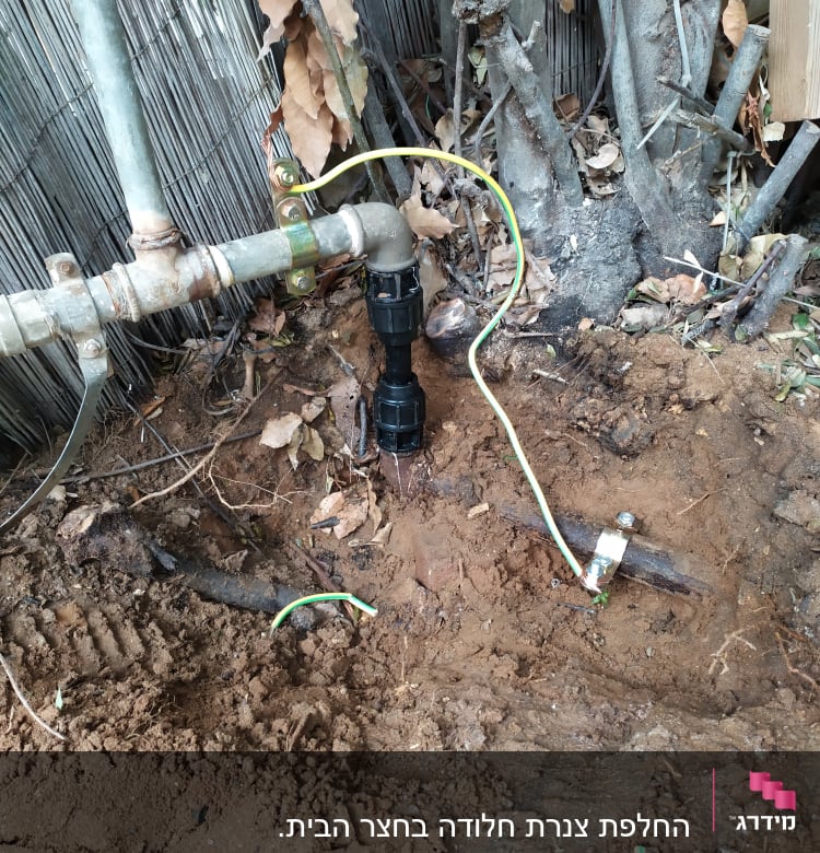 צינור מתכת מחובר לאדמה עם חיבורים חשמליים